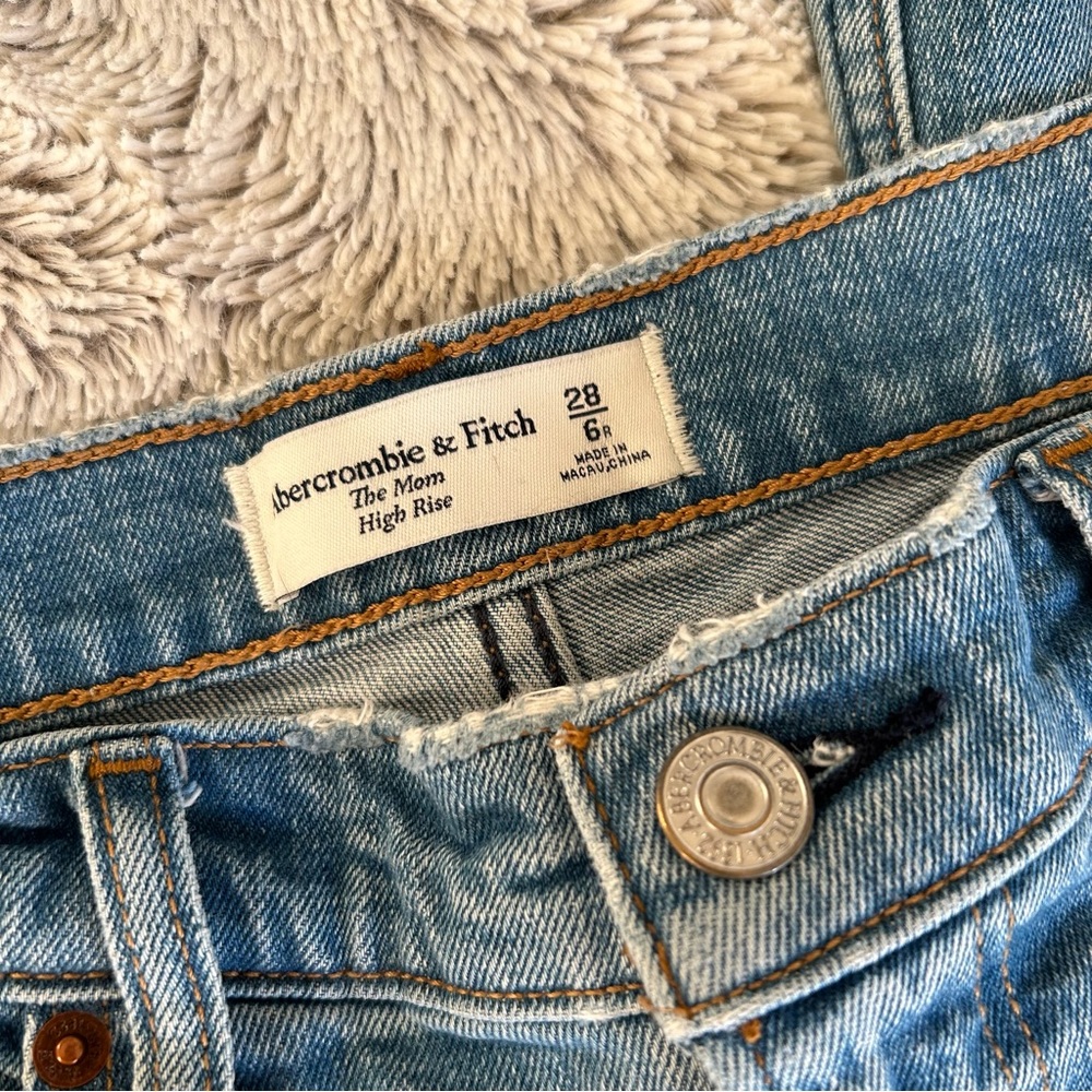 Abercrombie High Rise Mom Jeans | Size 6R/28